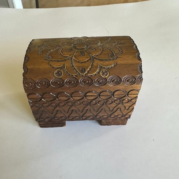Hand carved wooden mini chest - Picture 1 of 6